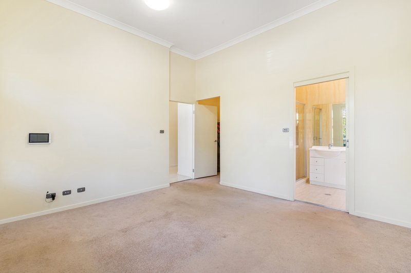 Photo - 10 Hemsworth Avenue, Middleton Grange NSW 2171 - Image 4