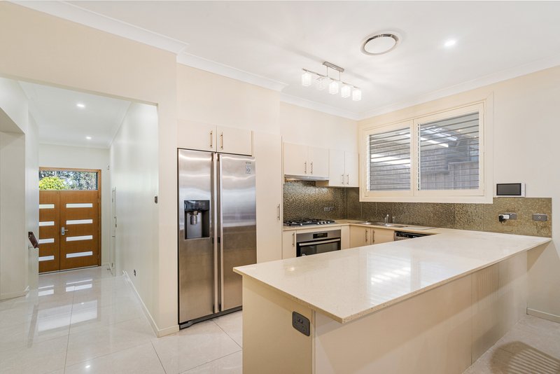 Photo - 10 Hemsworth Avenue, Middleton Grange NSW 2171 - Image 8