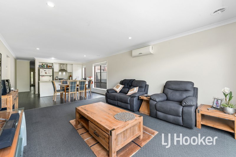 Photo - 10 Hestia Avenue, Cranbourne West VIC 3977 - Image 4