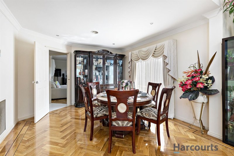 Photo - 10 Holmes Way, Glen Waverley VIC 3150 - Image 4