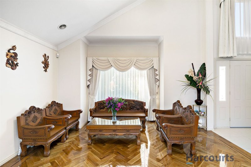 Photo - 10 Holmes Way, Glen Waverley VIC 3150 - Image 5