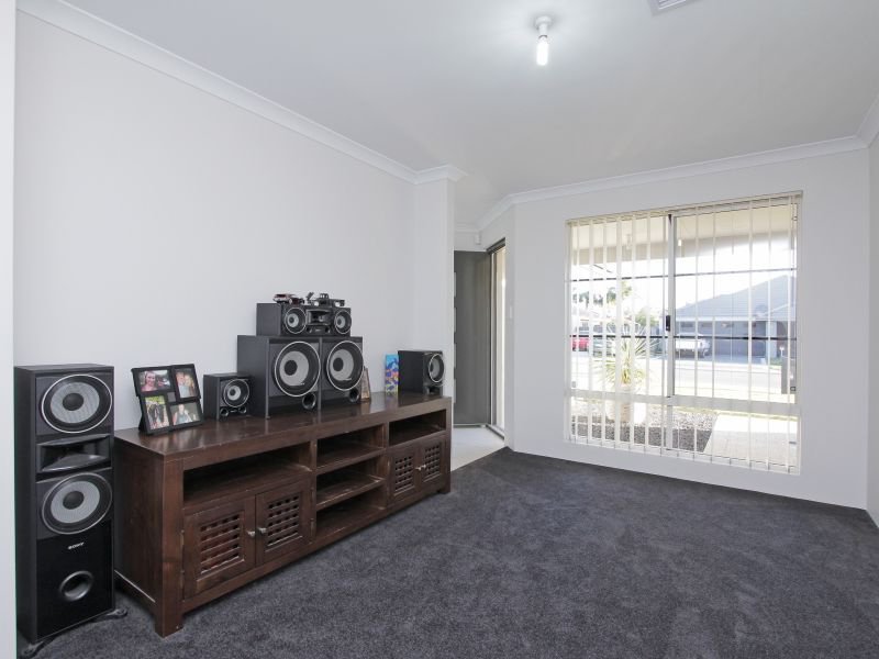 Photo - 10 Houdan Street, Southern River WA 6110 - Image 2