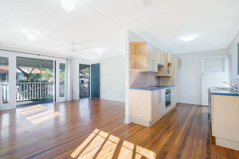 Photo - 10 Houghton Avenue, Redcliffe QLD 4020 - Image 5