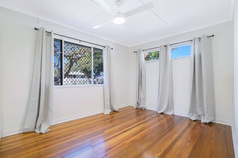 Photo - 10 Houghton Avenue, Redcliffe QLD 4020 - Image 6
