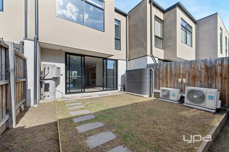 Photo - 10 Hudson Walk, St Albans VIC 3021 - Image 5