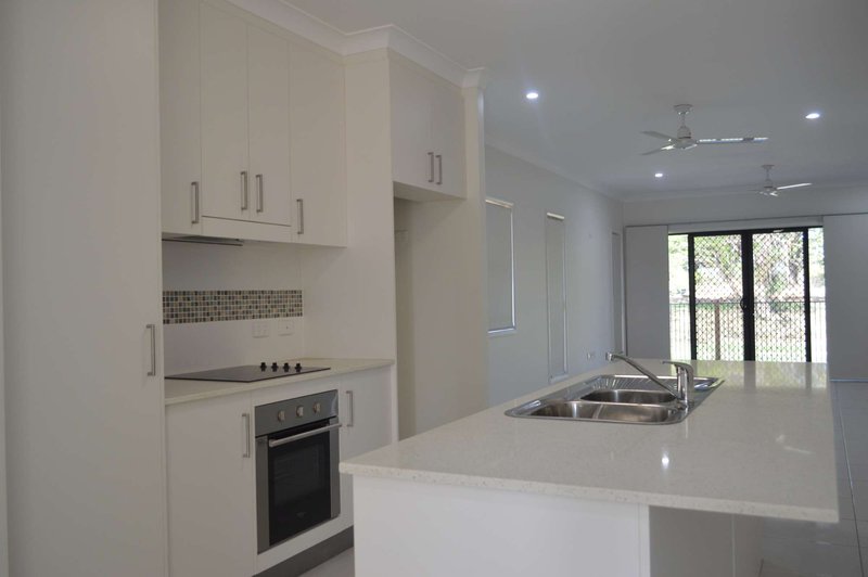 Photo - 10 Huxley Crescent, Oonoonba QLD 4811 - Image 2