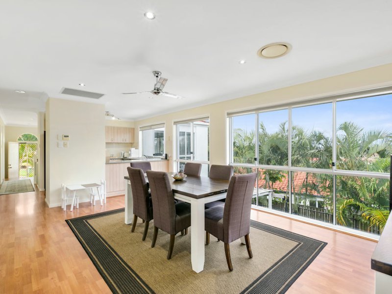 Photo - 10 Ilminster Crescent, Mudgeeraba QLD 4213 - Image 3