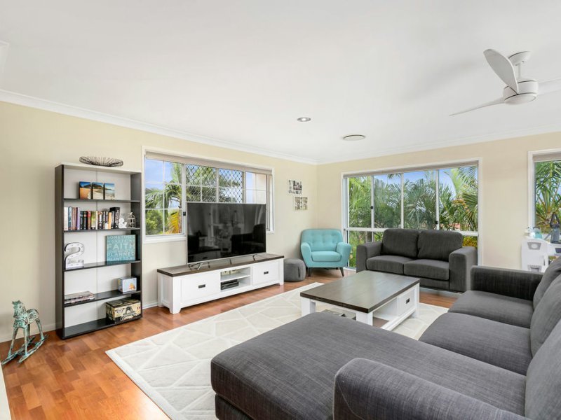 Photo - 10 Ilminster Crescent, Mudgeeraba QLD 4213 - Image 4