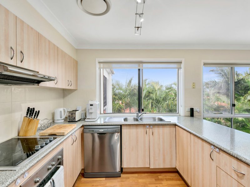 Photo - 10 Ilminster Crescent, Mudgeeraba QLD 4213 - Image 6