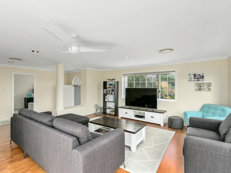 Photo - 10 Ilminster Crescent, Mudgeeraba QLD 4213 - Image 7