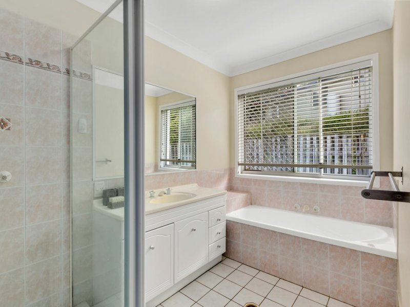 Photo - 10 Ilminster Crescent, Mudgeeraba QLD 4213 - Image 10