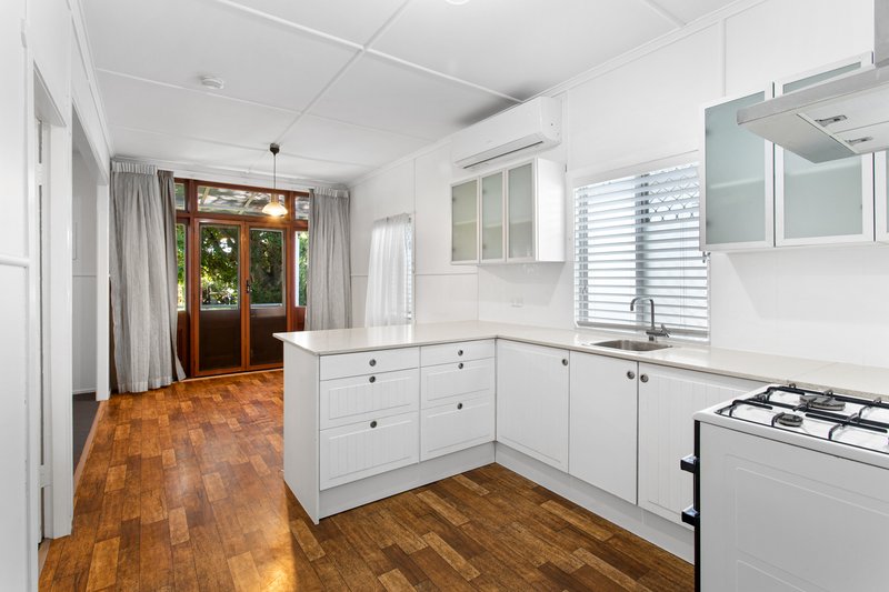 Photo - 10 Inglis Street, Woody Point QLD 4019 - Image 2