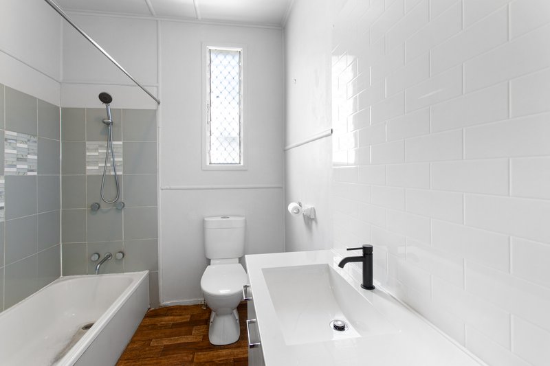 Photo - 10 Inglis Street, Woody Point QLD 4019 - Image 7