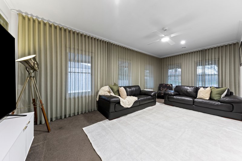 Photo - 10 Jagger Circuit, Cranbourne East VIC 3977 - Image 3