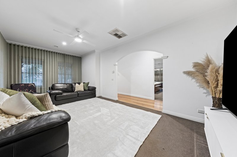 Photo - 10 Jagger Circuit, Cranbourne East VIC 3977 - Image 4