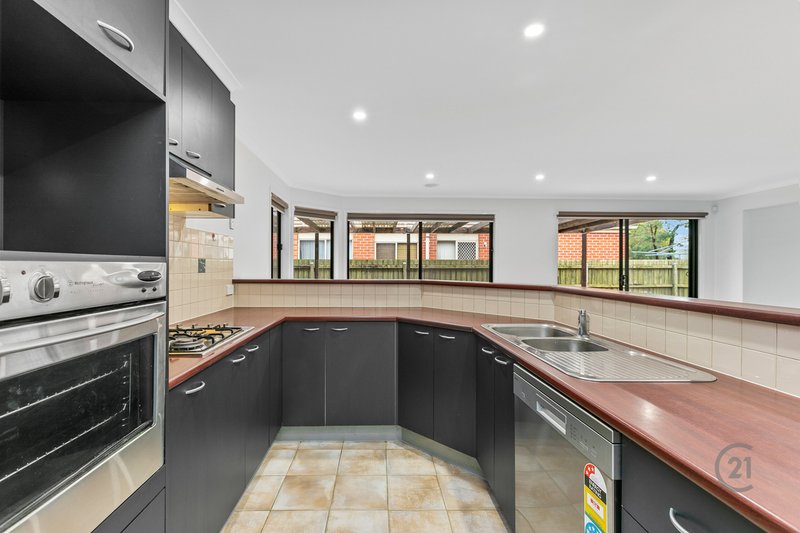 Photo - 10 Jedburgh Way, Point Cook VIC 3030 - Image 3