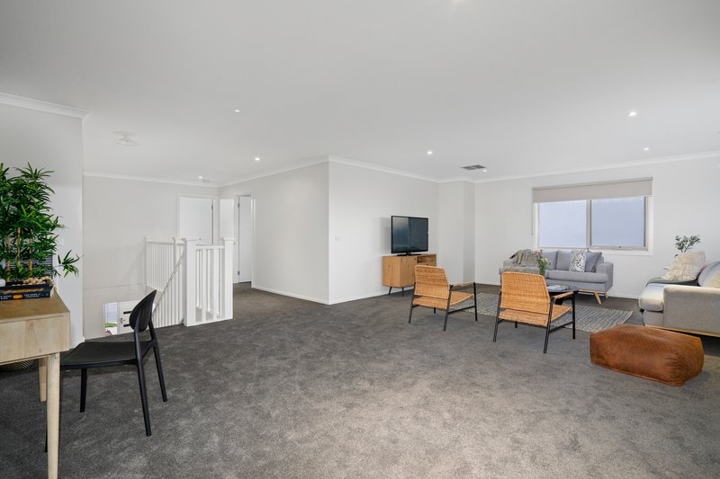 Photo - 10 Jellis Avenue, South Morang VIC 3752 - Image 6