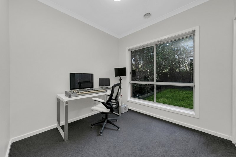 Photo - 10 Kelso Street, Craigieburn VIC 3064 - Image 11