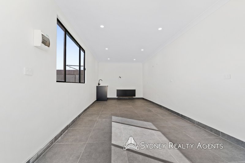 Photo - 10 Kenny Avenue, Casula NSW 2170 - Image 11