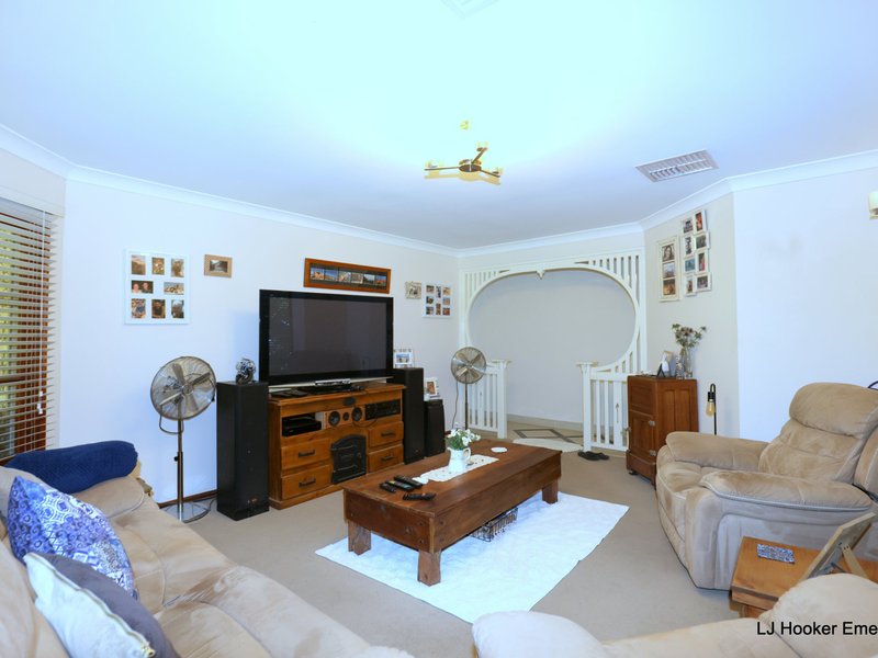 Photo - 10 Kidd Street, Emerald QLD 4720 - Image 4