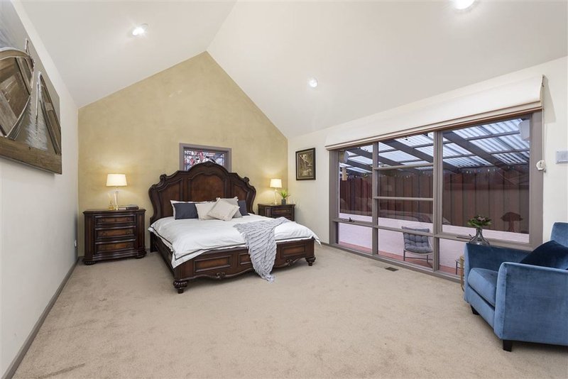 Photo - 10 Kings Lynn Place, Wheelers Hill VIC 3150 - Image 7