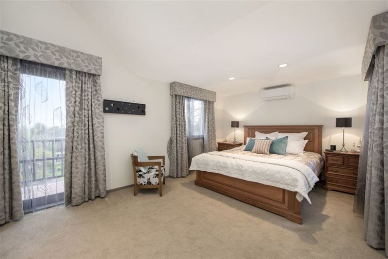 Photo - 10 Kings Lynn Place, Wheelers Hill VIC 3150 - Image 8