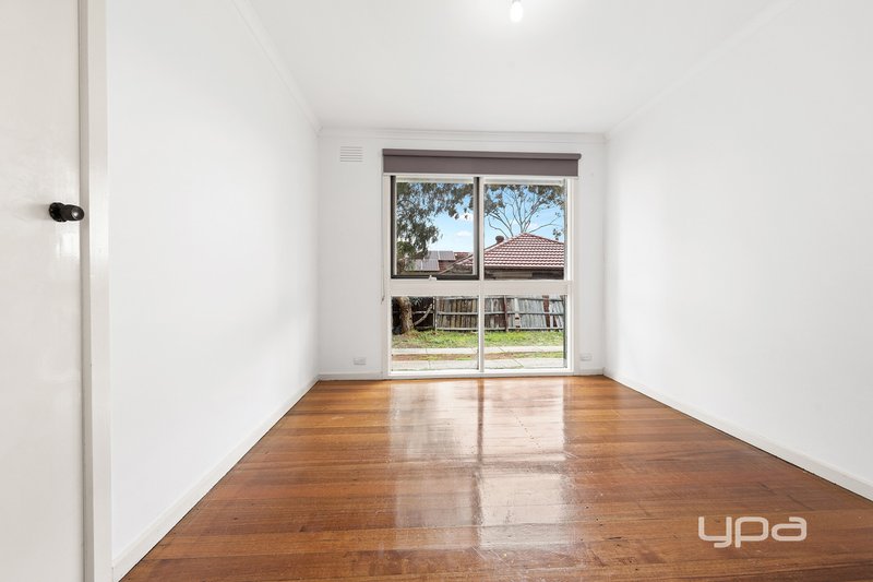 Photo - 10 Kingsford Avenue, Melton South VIC 3338 - Image 9