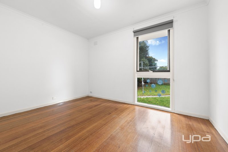 Photo - 10 Kingsford Avenue, Melton South VIC 3338 - Image 11