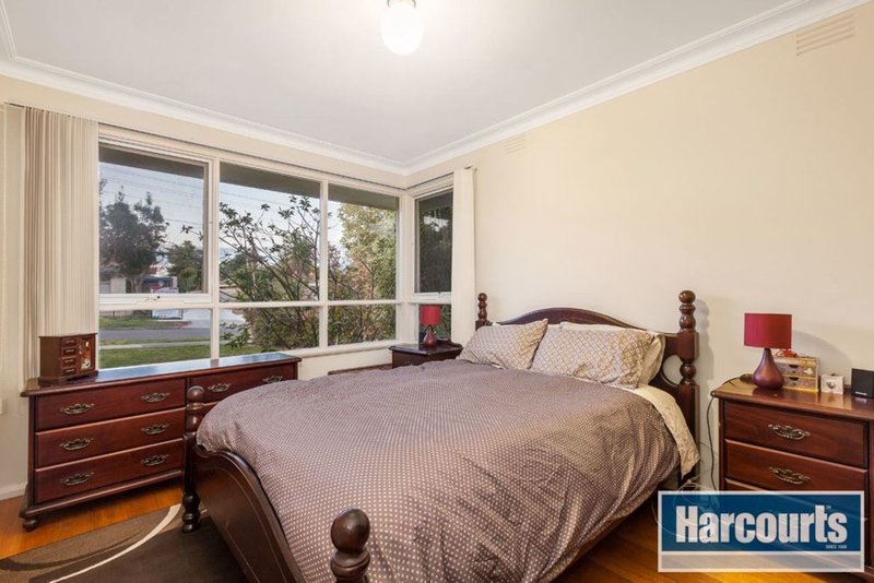 Photo - 10 Kirrawee Avenue, Wantirna South VIC 3152 - Image 4