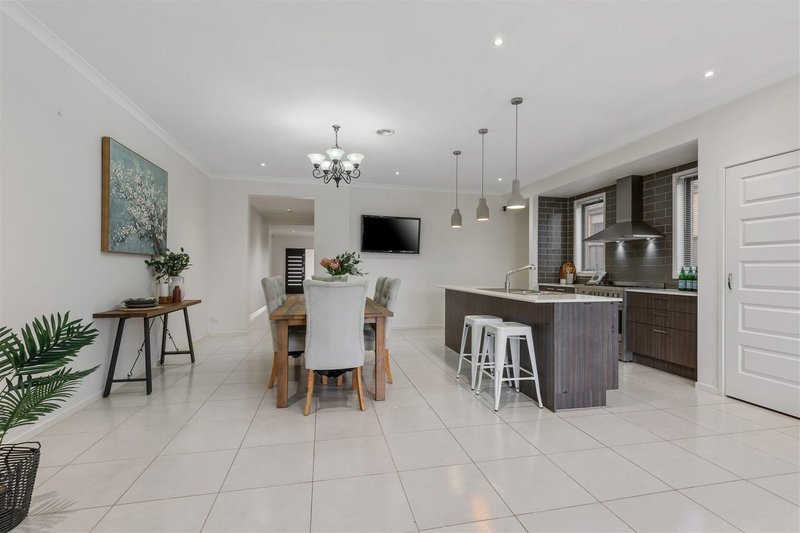 Photo - 10 Kurrali Crescent, Werribee VIC 3030 - Image 5