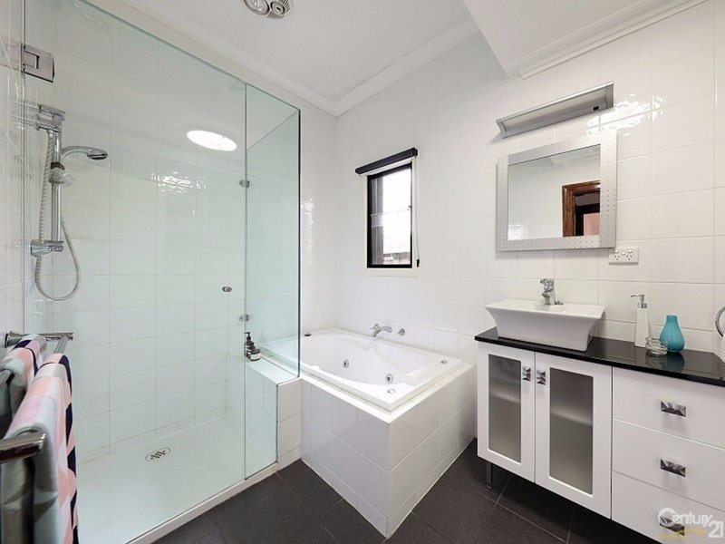 Photo - 10 Landles Street, Mckinnon VIC 3204 - Image 5