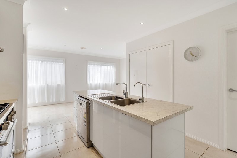 Photo - 10 Landsdowne Avenue, Mickleham VIC 3064 - Image 5