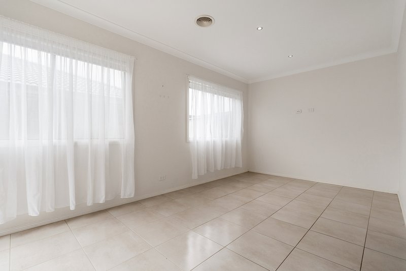 Photo - 10 Landsdowne Avenue, Mickleham VIC 3064 - Image 10
