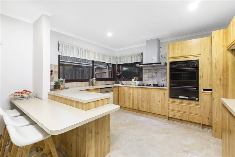 Photo - 10 Lennox Avenue, Glen Waverley VIC 3150 - Image 3