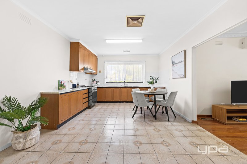 Photo - 10 Leslie Street, St Albans VIC 3021 - Image 3