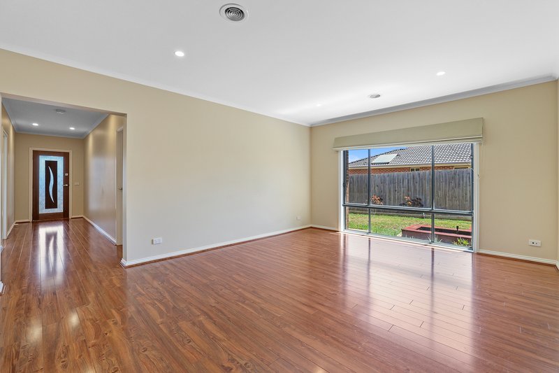 Photo - 10 Leura Street, Drouin VIC 3818 - Image 2