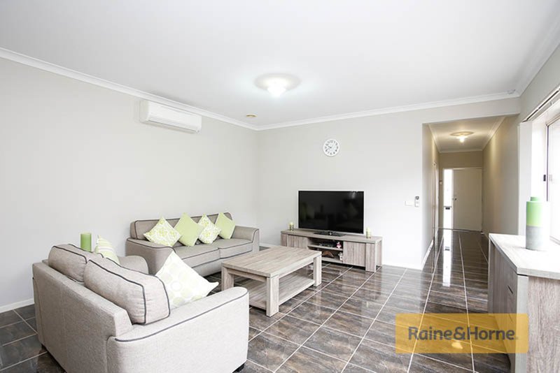 Photo - 10 Lewisham Place, Craigieburn VIC 3064 - Image 2