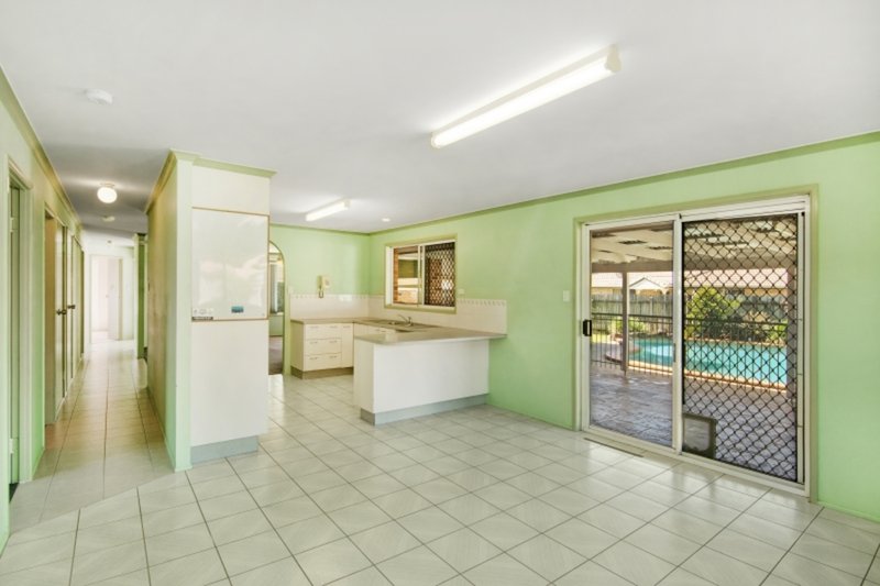 Photo - 10 Linthaven Drive, Rothwell QLD 4022 - Image 4