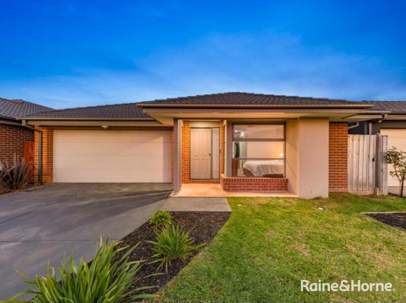 10 Liwen Street, Clyde North VIC 3978