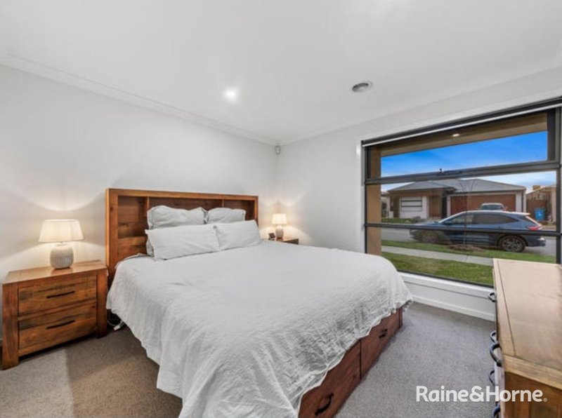 Photo - 10 Liwen Street, Clyde North VIC 3978 - Image 3