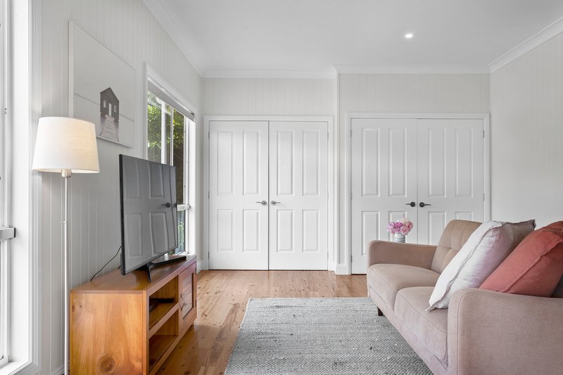 Photo - 10 Llewellyn Street, Centenary Heights QLD 4350 - Image 6