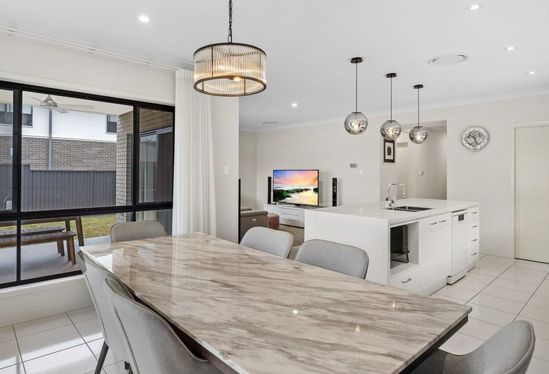 Photo - 10 Lomatia Street, Karawatha QLD 4117 - Image 2
