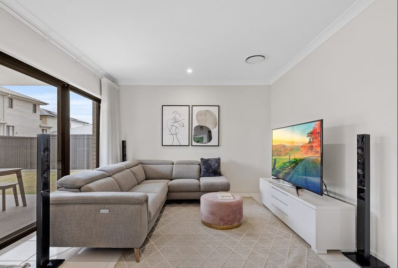 Photo - 10 Lomatia Street, Karawatha QLD 4117 - Image 3