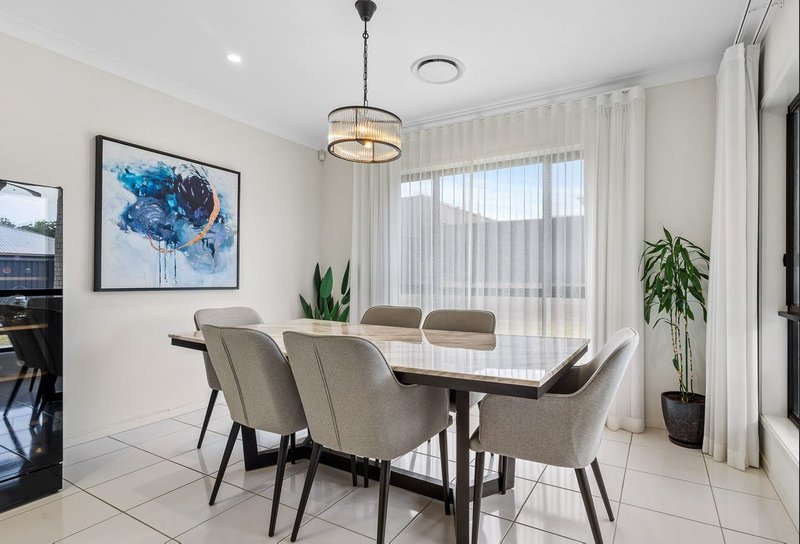 Photo - 10 Lomatia Street, Karawatha QLD 4117 - Image 5