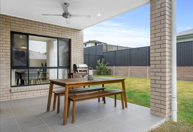 Photo - 10 Lomatia Street, Karawatha QLD 4117 - Image 7