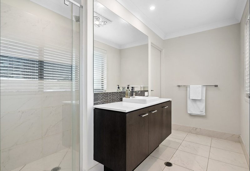 Photo - 10 Lomatia Street, Karawatha QLD 4117 - Image 8