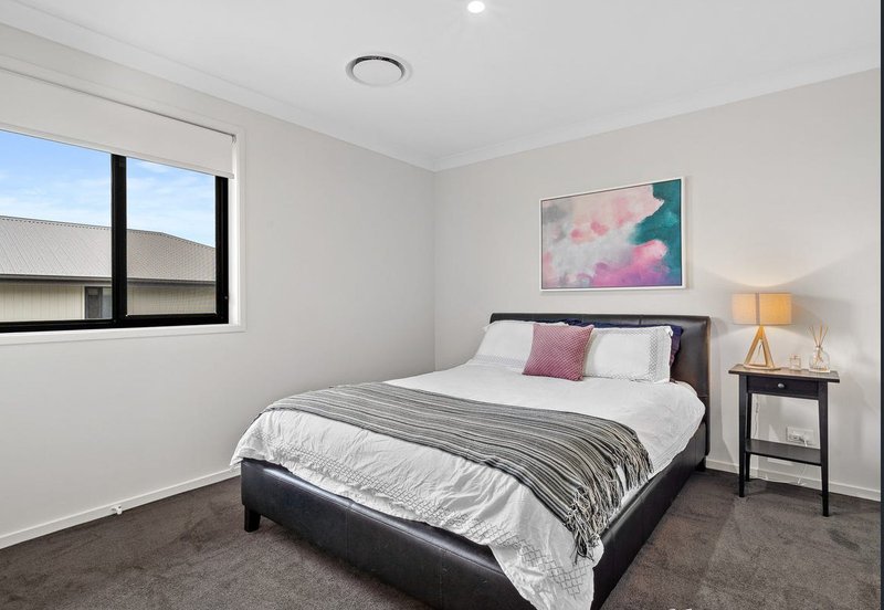 Photo - 10 Lomatia Street, Karawatha QLD 4117 - Image 9