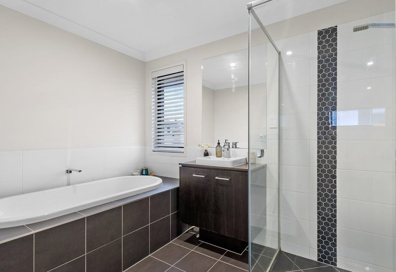 Photo - 10 Lomatia Street, Karawatha QLD 4117 - Image 10
