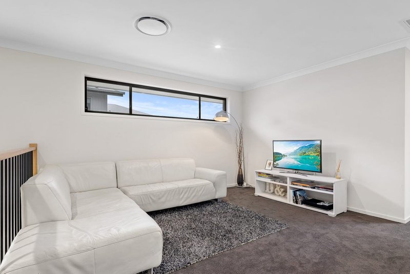 Photo - 10 Lomatia Street, Karawatha QLD 4117 - Image 12