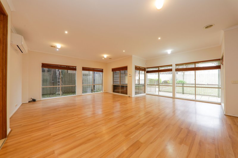 Photo - 10 Lowanna Street, Berwick VIC 3806 - Image 3